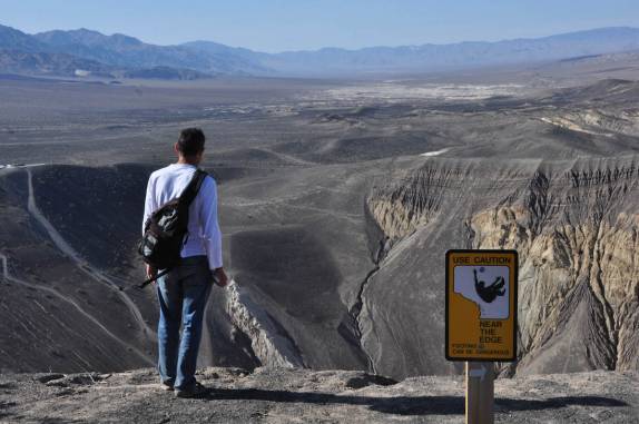 Observando a magnífica cratera do vulcão Ubehebe, no norte do Death Valley National Park, na Califórnia - EUA